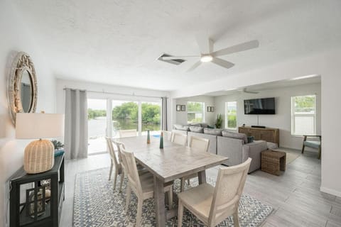 4BR Sombrero Beach House on Canal w Dock & Pool House in Marathon