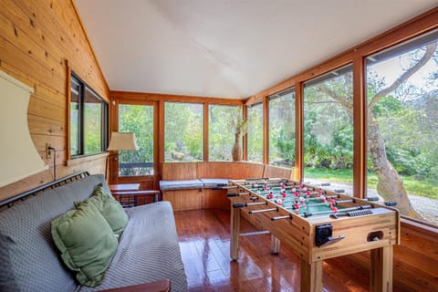 Sequoia River House, close to SNP, 2 Decks on Amazing River on 7acres House in Three Rivers