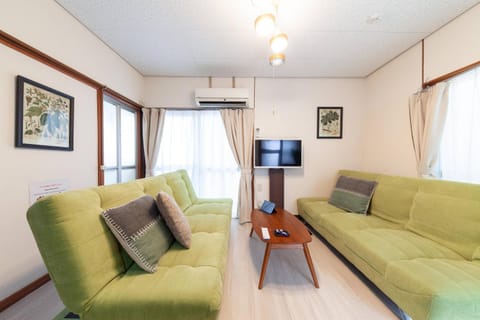 TV and multimedia, Living room, Seating area, air conditioner