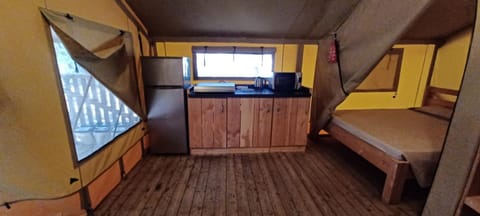 Bed, Food close-up, Kitchen or kitchenette, Photo of the whole room, microwave