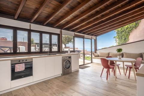 Kitchen or kitchenette, Dining area, minibar, oven, pet friendly, stove