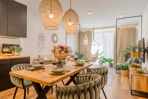 Kitchen or kitchenette, Dining area