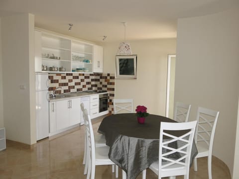 Kitchen or kitchenette, Dining area