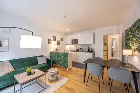 Coffee/tea facilities, Kitchen or kitchenette, Living room, Seating area, Dining area, minibar, stove