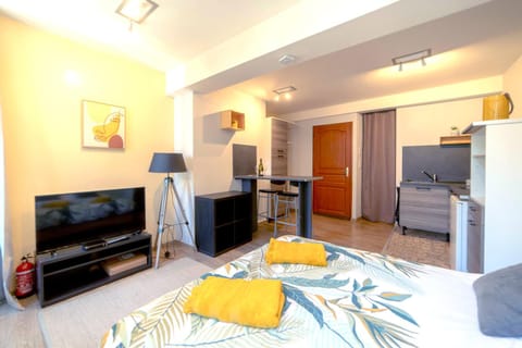 Communal lounge/ TV room, TV and multimedia, Living room, towels