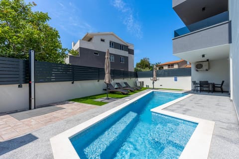 Shower, Property building, Patio, Day, Dining area, Swimming pool, sunbed