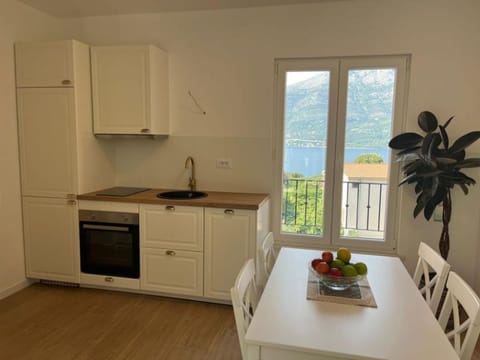 Natural landscape, Kitchen or kitchenette, Dining area, oven