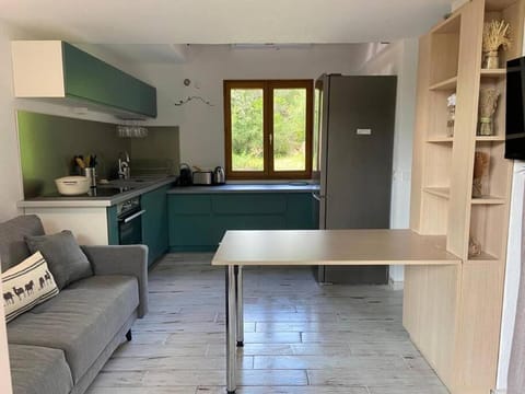 Kitchen or kitchenette, Seating area