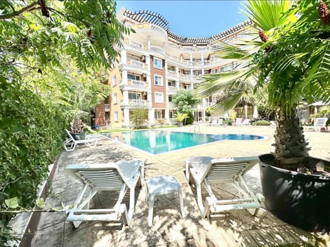 Property building, Swimming pool, sunbed