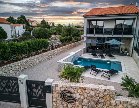 Property building, Natural landscape, Balcony/Terrace, Pool view, Swimming pool
