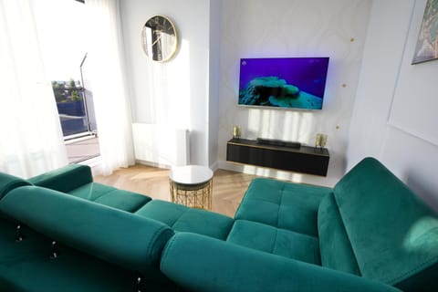 TV and multimedia, Living room, Seating area, Evening entertainment