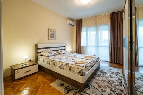 Bed, Photo of the whole room, air conditioner