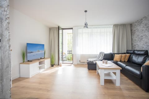 Communal lounge/ TV room, TV and multimedia, Living room, Seating area, Evening entertainment