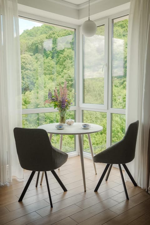 Seating area, Dining area