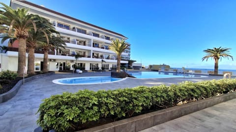 Property building, Balcony/Terrace, Swimming pool