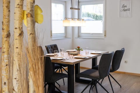 Seating area, Dining area