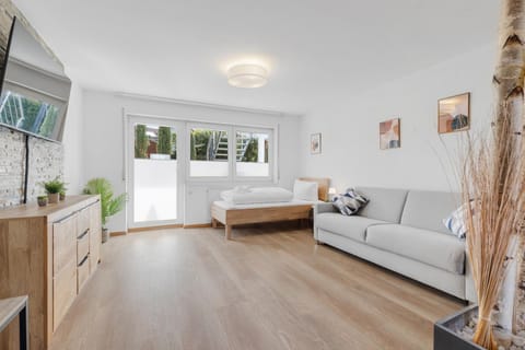 Bed, TV and multimedia, Living room, Photo of the whole room, Seating area