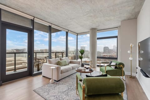 View (from property/room), Balcony/Terrace, Living room, Seating area, City view