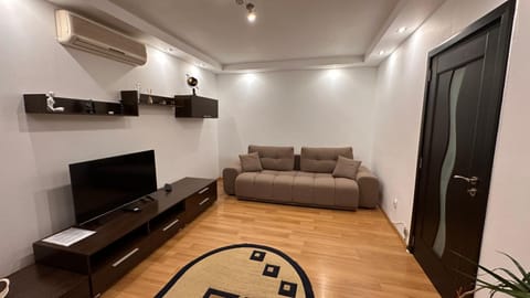 TV and multimedia, Living room, Seating area, Evening entertainment, air conditioner