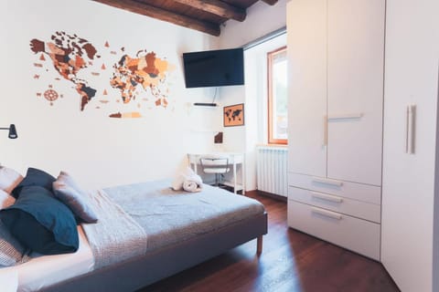 Bed, TV and multimedia, Bedroom, wardrobe