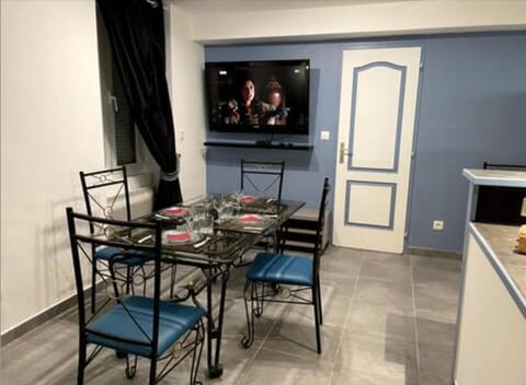TV and multimedia, Living room, Seating area, Dining area