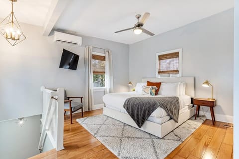 Bed, TV and multimedia, Bedroom