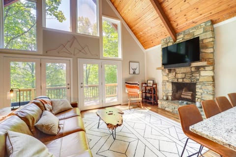 Wooded Retreat with Decks and Views in Beech Mountain! House in Beech Mountain