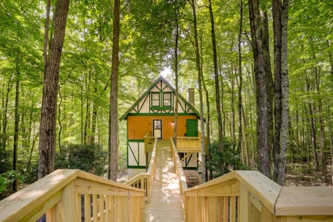 Wooded Retreat with Decks and Views in Beech Mountain! House in Beech Mountain