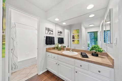 Beverly Hills Gem 1 BR Apt with Parking 218 Apartment hotel in Beverly Hills