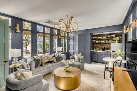 TV and multimedia, Kitchen or kitchenette, Living room, Seating area, Dining area, kitchen