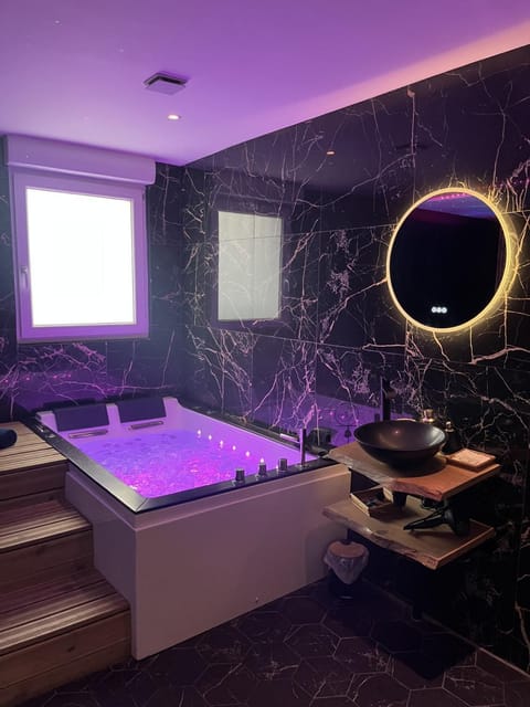 Hot Tub, Bathroom