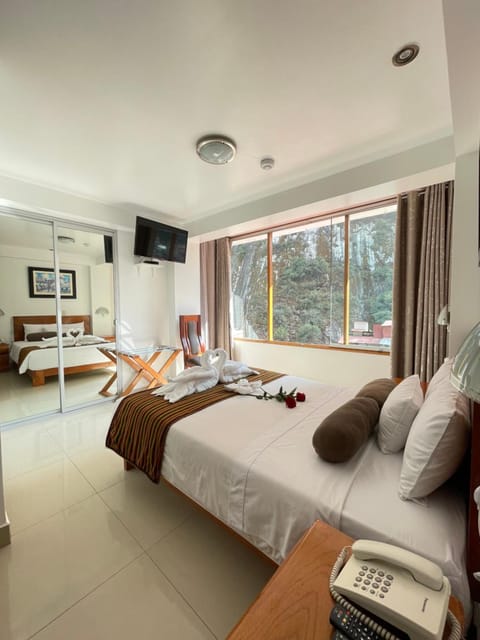 Bed, TV and multimedia, Living room, Photo of the whole room, Seating area, Bedroom, towels, air conditioner
