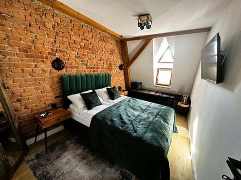 Bed, TV and multimedia, Bedroom