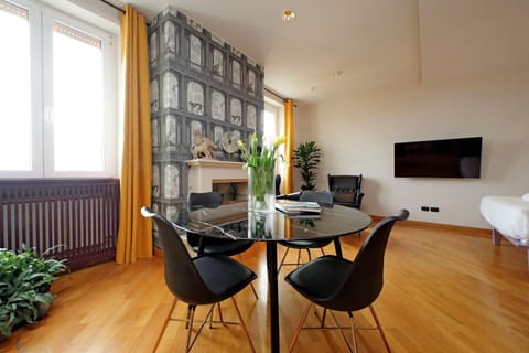 Seating area, Dining area