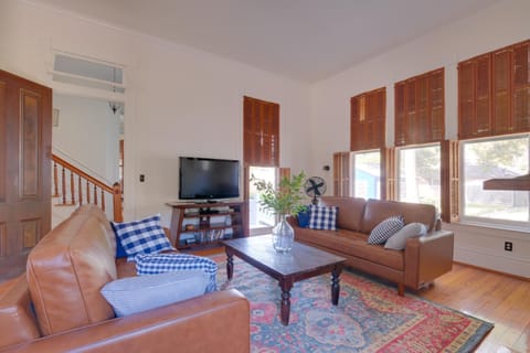 WFH Friendly Abode with Balcony in Columbus! House in Texas