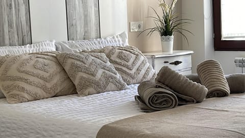 Bed, Bedroom, towels