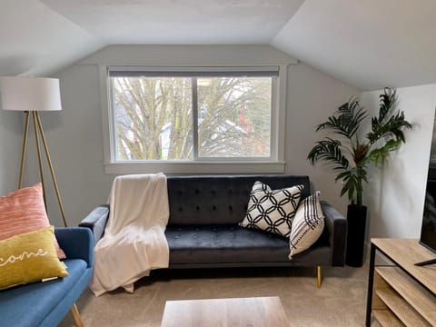 Tacoma 2 bedrooms 1 baths sleep 5 with compact kitchen Apartment in Tacoma