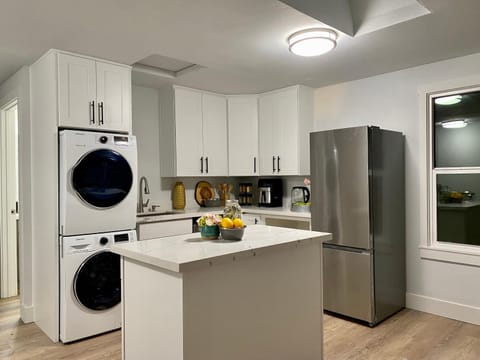 Tacoma 2 bedrooms 1 baths sleep 5 with compact kitchen Apartment in Tacoma