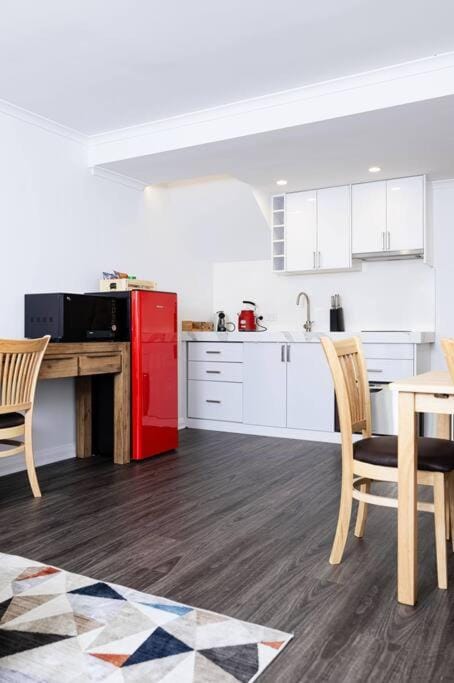 Kitchen or kitchenette, Dining area, minibar, stove