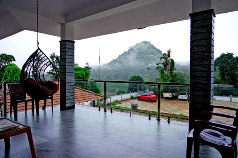 Patio, View (from property/room), Balcony/Terrace, Seating area, Mountain view