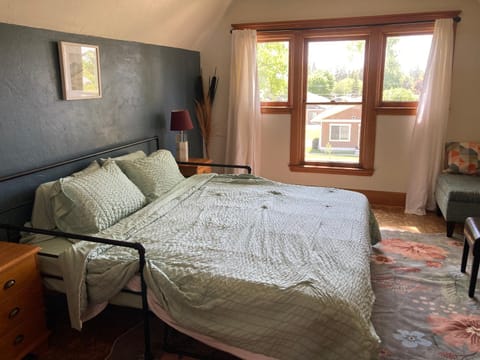 Historic Glacier Getaway with Spectacular Views-20mins to Glacier National Park-10mins to airport and walkable to downtown! Apartment in Columbia Falls