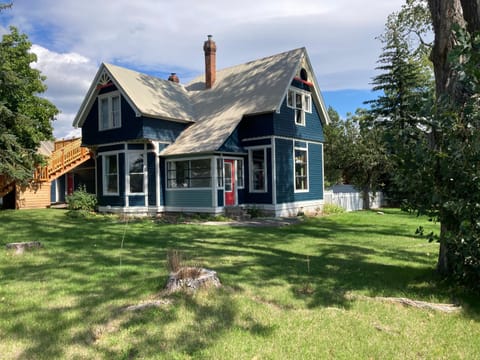 Historic Glacier Getaway with Spectacular Views-20mins to Glacier National Park-10mins to airport and walkable to downtown! Apartment in Columbia Falls