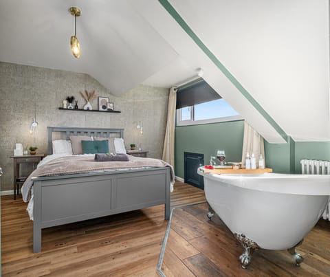 Toilet, Bed, Photo of the whole room, Decorative detail, Bedroom, Bath, towels