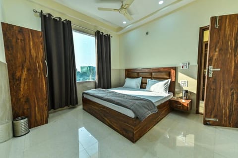 Bed, Photo of the whole room, Bedroom, fireplace, wardrobe