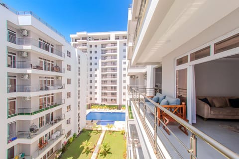 Property building, Balcony/Terrace, Balcony/Terrace, Pool view, Swimming pool