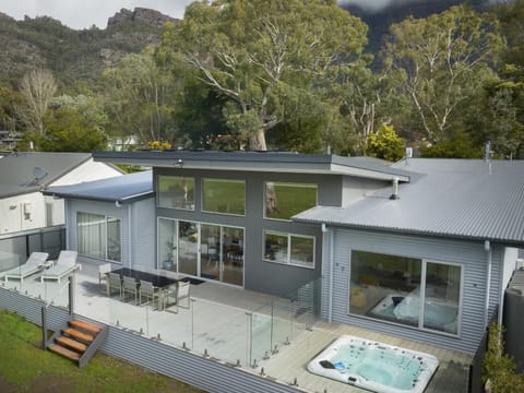 Property building, Patio, Day, Natural landscape, Garden, Garden view, Mountain view, sunbed