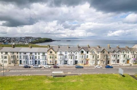 Spacious Beachside Family Apt - Dunluce Park 2 Apartment in Portrush