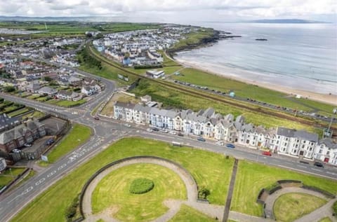 Spacious Beachside Family Apt - Dunluce Park 2 Apartment in Portrush