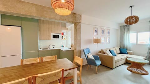 Kitchen or kitchenette, Living room, Seating area, Dining area, minibar, stove