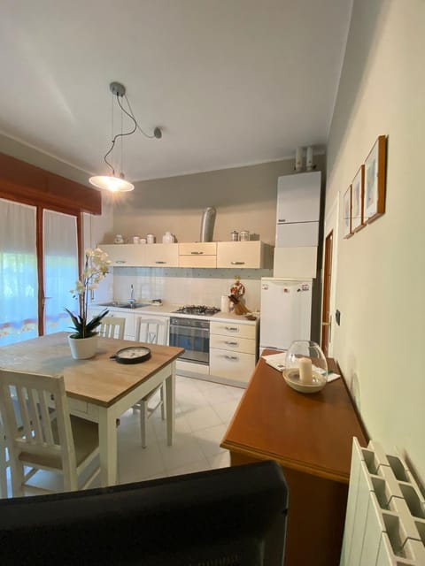 Kitchen or kitchenette, Dining area, pet friendly